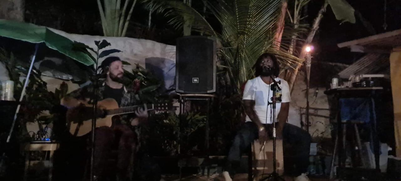 Sintonia Surf Hostel E Bar อูบาตูบา ภายนอก รูปภาพ